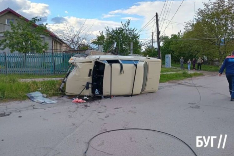 У місті на Волині  водій в’їхав в електроопору
