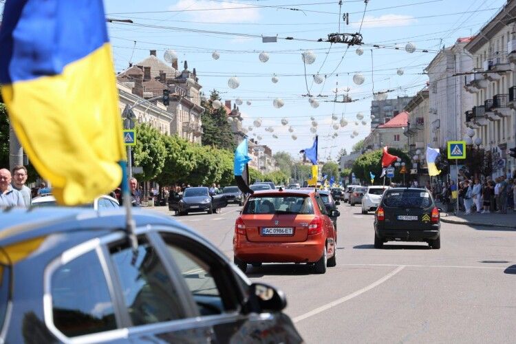 У Луцьку відбувся великий автопробіг на підтримку військовополонених 