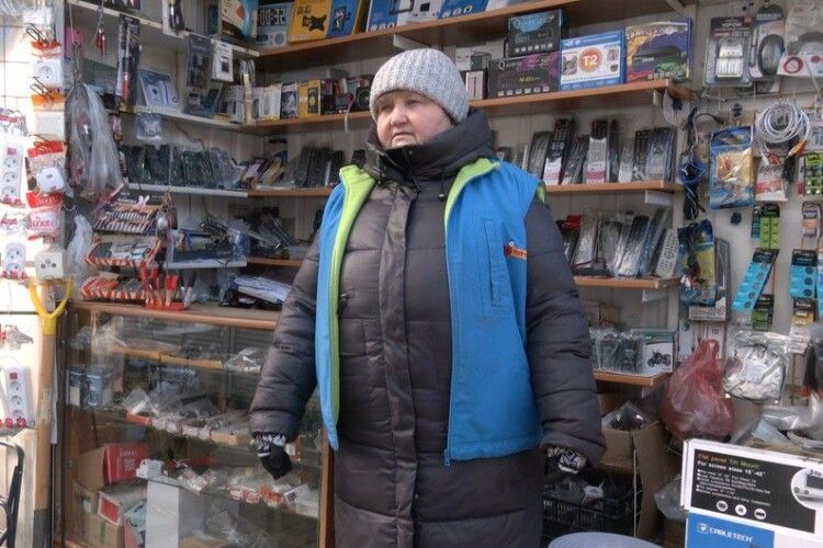 Хімічні устілки та теплий одяг: як рятуються від морозів продавці луцьких ринків 