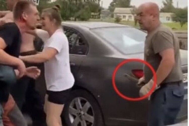 «Покажіть сокиру!»: на Рівненщині депутат міськради побив односельця (Відео 18+)