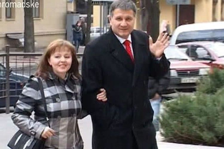 Дружина Авакова заробила в 52 рази більше за чоловіка