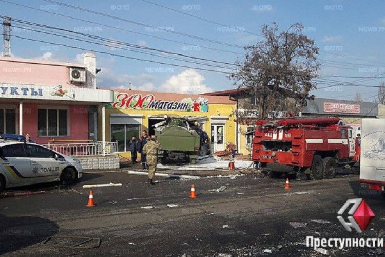 У Миколаєві несправний військовий бензовоз врізався у зоомагазин (фото +відео)