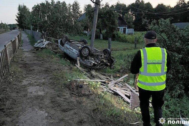 На Поліссі легковик на чималій швидкості вилетів у кювет, водій помер у швидкій (Фото)