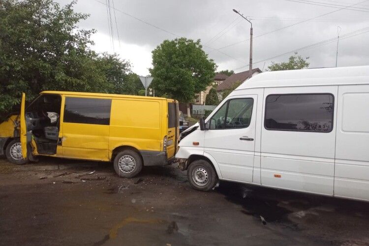 Літня жінка потрапила у лікарню: у місті на Волині зіткнулися два буси (Фото)