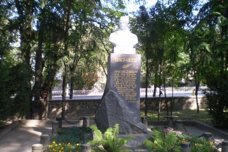 Рівняни збирають підписи за демонтаж пам’ятника та перепоховання решток Олека Дундича