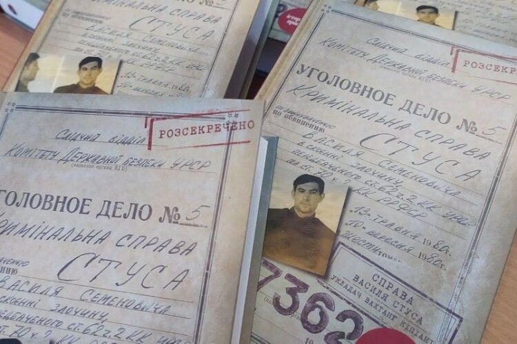 20 примірників книги «про Стуса» з підписом автора подарували волинській бібліотеці 