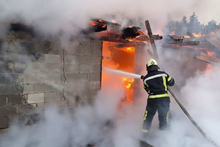 Три пожежі та застрягла «швидка»: як минула доба для волинських рятувальників