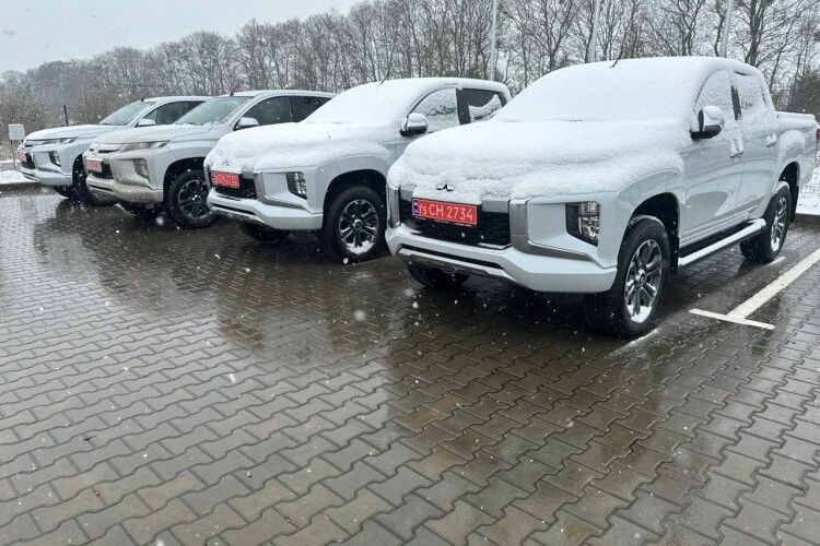 Для бійців з Волині, які воюють на «нулю», придбали пікапи
