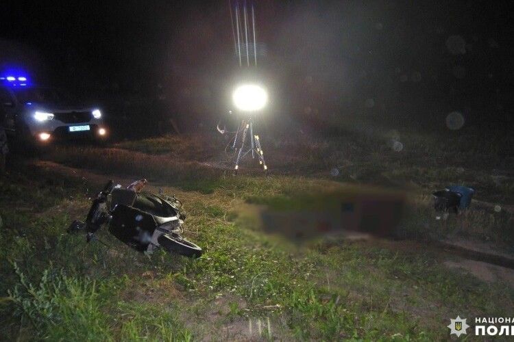 На Поліссі розбився на смерть скутерист, який їхав без шолома (Фото)