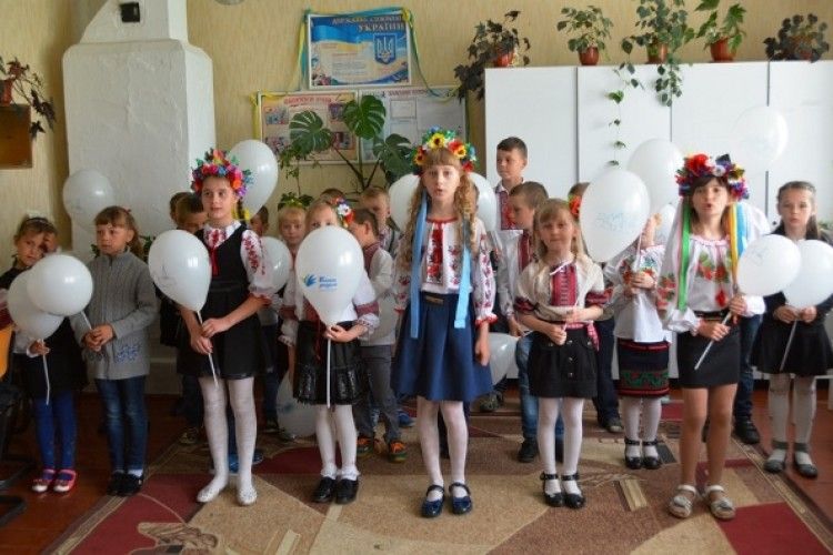 Щоб замінити вікна у школі, батьки... збирали яблука