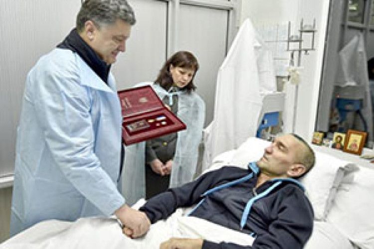 ЩОБ ПОЇХАТИ ДО ПОРАНЕНОГО СИНА-ГЕРОЯ В ГОСПІТАЛЬ, БАТЬКИ ПРОДАЛИ КОРОВУ