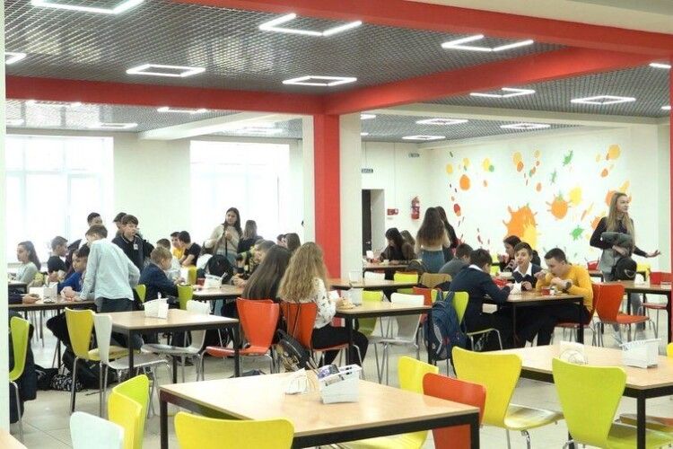 Замість каш, котлет і сосисок одеські учні їстимуть шарлотку, запіканку чи пироги