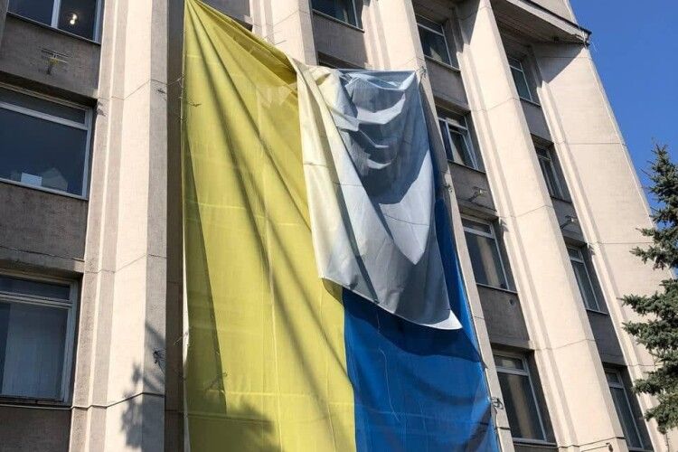 На міськраді Херсона - знову український прапор 