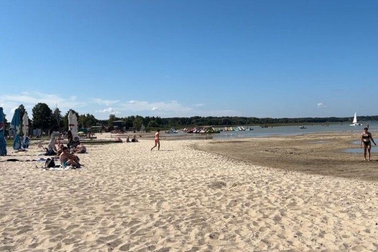 Оксамитовий сезон триває: скільки відпочивальників залишається на Шацьких озерах (Відео)