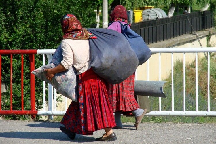 Жінки-жебрачки ромської національності наробили переполоху у волинському селі