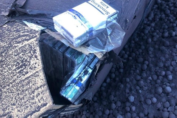 У поїзді серед вантажу руди виявили сигарети (фото, відео)