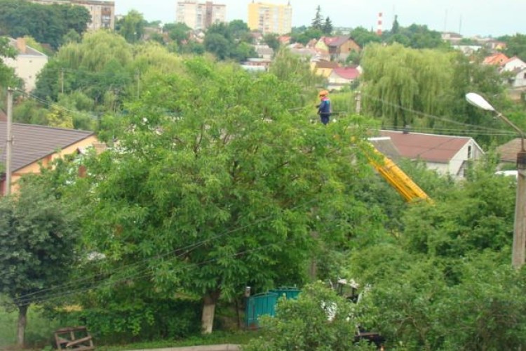 «Волиньобленерго» нарешті відновило електромережу, яка феєрично горіла під час стихії у четвер