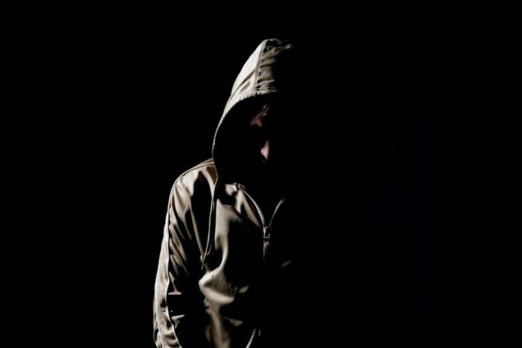 На Волині чоловік в масці показував дівчатам цюцюрника