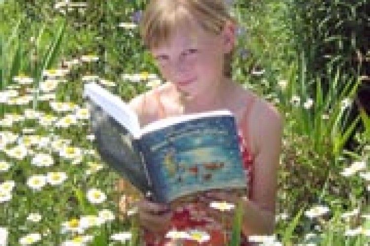 ФОТО НА КОНКУРС: прочитане Софійкою ніжне юне літо