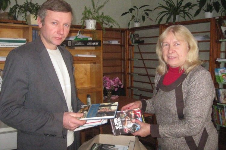 Сільський голова долучився до акції «Подаруй бібліотеці книгу!»