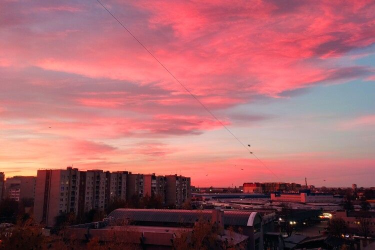 Волиняни зранку милувалися рожевим небом (Фото)