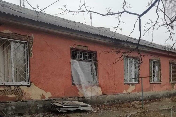 У Коростені окупанти влучили у будівлю Червоного Хреста