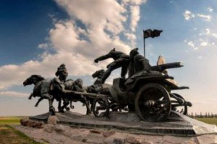 Одні взялися за декомунізацію тачанки, а інші кажуть, що нею послуговувалися воїни УПА