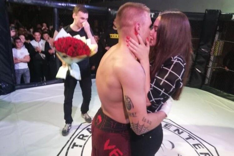 Виграв чемпіонський пояс і зробив пропозицію коханій