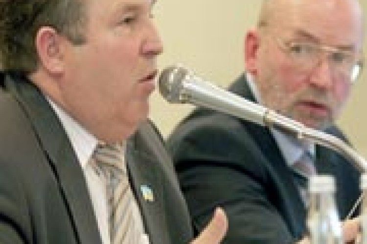 ДИСКУСІЇ З ПРИВОДУ ДВОХ ЗАСТУПНИКІВ  ОБЛРАДИ ЗАКІНЧИЛИСЯ?