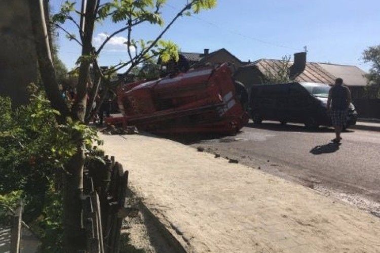 Пожежна машина перекинулась, поспішаючи на виклик