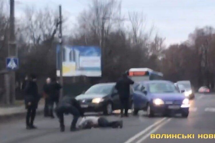 У Луцьку автівка влетіла в чоловіка