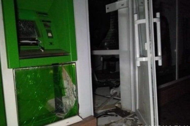 У волинському місті невідомі пошкодили банкомат