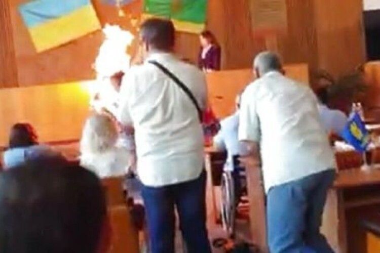 Підприємець підпалив себе на сесії міськради (Відео)