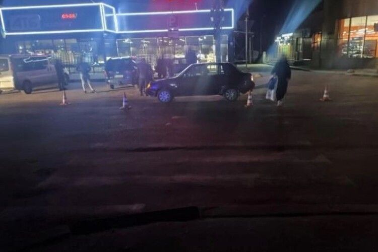 На Рівненщині біля супермаркету збили молоду дівчину, яка переходила дорогу