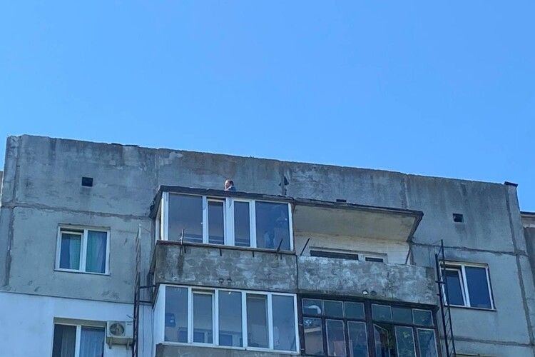 Переліз із балкону нагору, а спуститися не зміг: на Рівненщині знімали чоловіка з 9-поверхівки