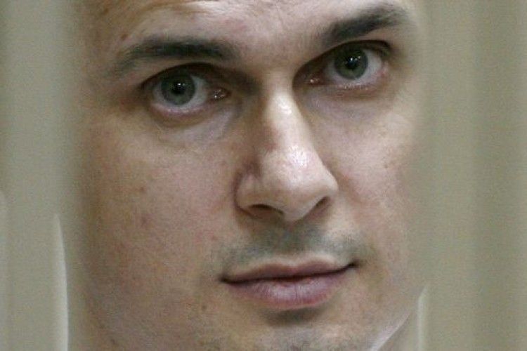«Тримайся, Олеже!»: Сенцову відправили  лист зі словами підтримки випадкових перехожих