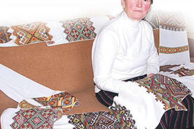 ПОДАРУВАЛА ЦЕРКВІ ВИШИТИЙ ВЛАСНОРУЧ 10-МЕТРОВИЙ РУШНИК