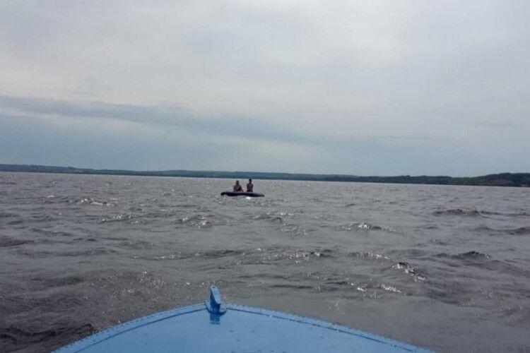 На Дніпрі жінку з дитиною віднесло на матраці на півтора кілометра від берега