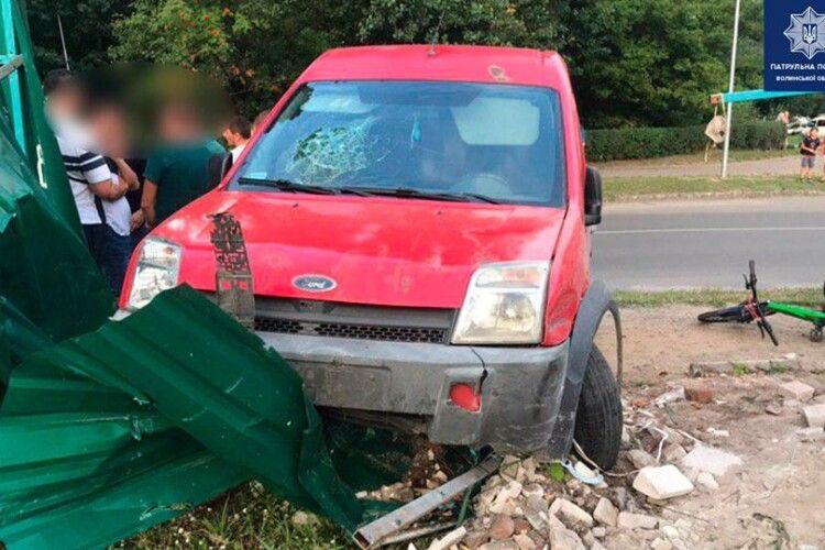 Цієї ночі в Луцьку нетверезі водії вчиняли ДТП, їздили зі зброєю та пропонували хабара