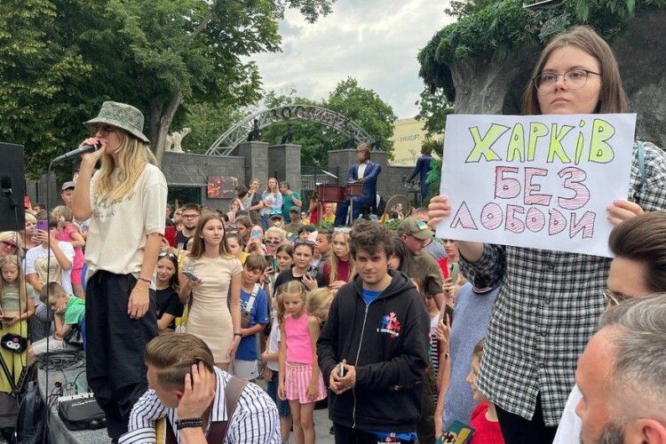 «Харків без Лободи»: хто ця 16-річна дівчина, яка єдина вийшла на протест