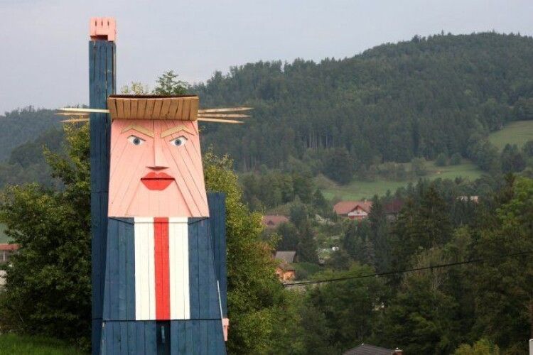 У Словенії встановили дерев’яний пам’ятник Дональду Трампу