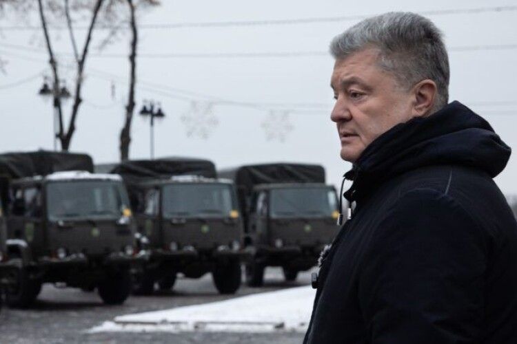 Знову їдемо на південь: Порошенко везе вантажівки для ЗСУ і допомогу для Херсона