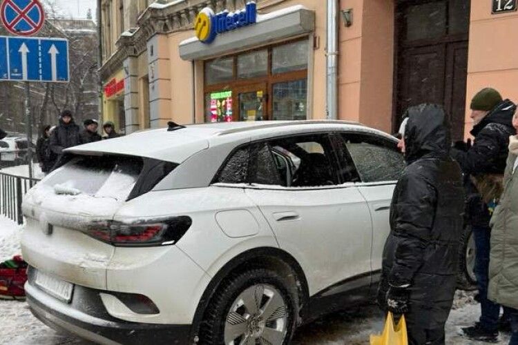 У Львові водій таксі в'їхав у будинок і помер на очах у перехожих