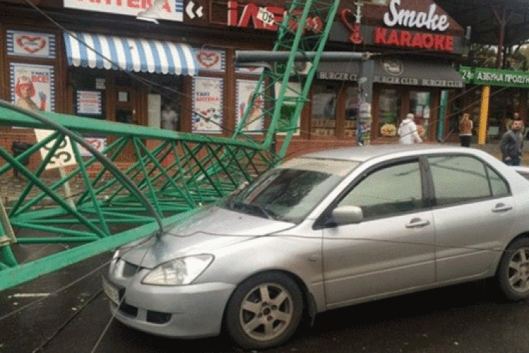 Одеський шторм лютує: повалений кран, вивернуті дерева та кількаметрові хвилі