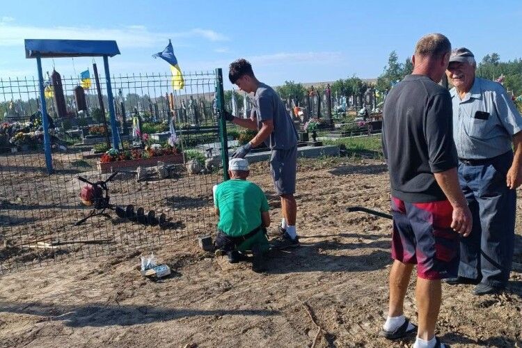 На кладовищі біля Луцька оновили паркан та розчистили хащі