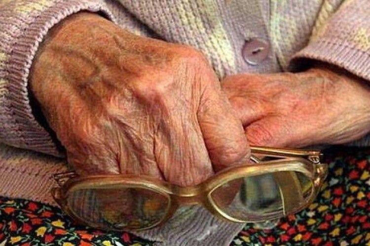 «Аж раптом бабця голосно чхнула...»: У Кременчуці «ожила» пенсіонерка, смерть якої засвідчили медики і поліція