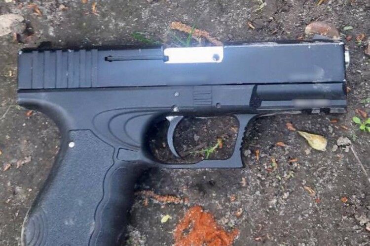 На луцькій вулиці невідомі залишили пістолет на дитячому майданчику 