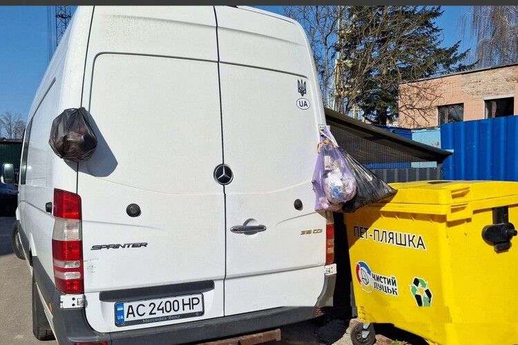 Заблокував прохід: у Луцьку мешканці двору «прикрасили» мікроавтобус пакетами зі сміттям 