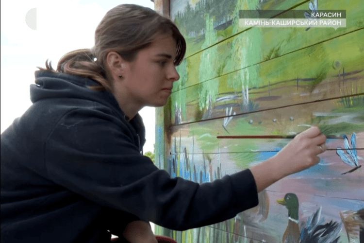 Волинська художниця-аматорка декорує автобусні зупинки (Відео)
