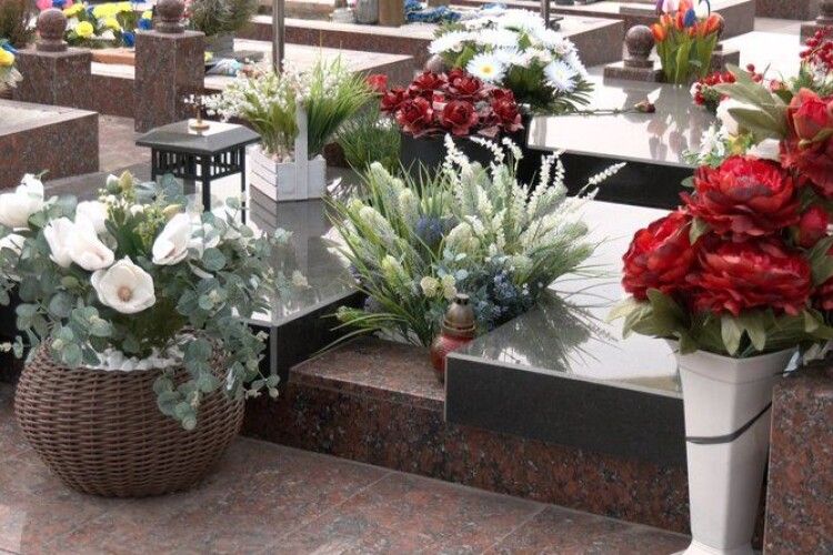 Тонни отрути: луцьке кладовище в Гаразджі потопає у пластику перед святами (Відео)